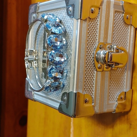 🇨🇦3 For $20🇨🇦WOMEN'S SILVER TONE FAUX AQUAMARINE HINGE BRACELET - Picture 2 of 8